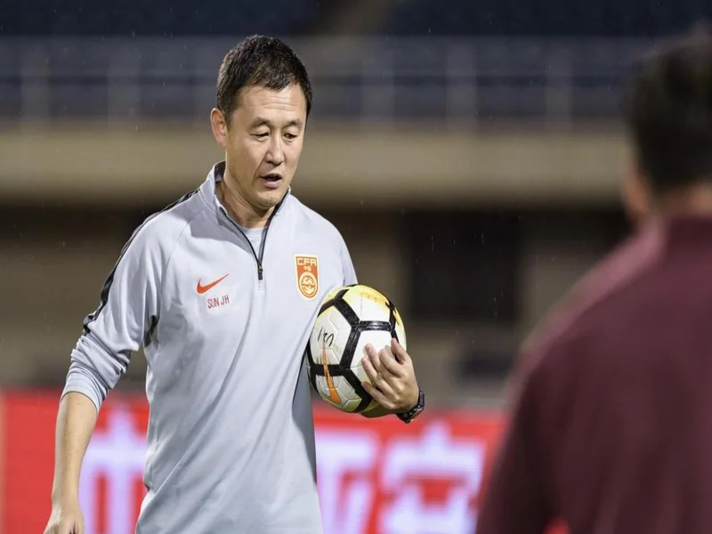 中国球员能在欧洲踢上主力、半主力的上一个是武磊,再之前孙继海