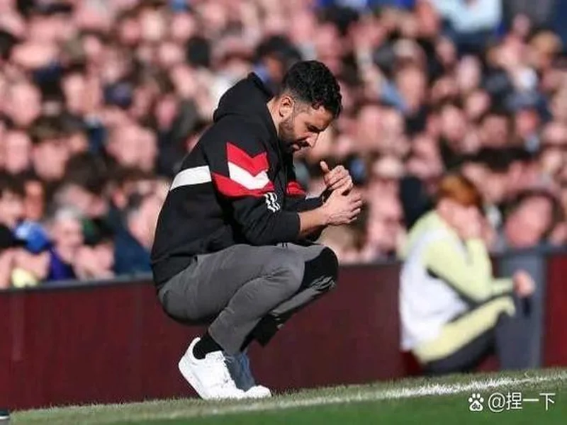 队长风范，曼联落后时B费利用肖疗伤时间来回指导大部分队友