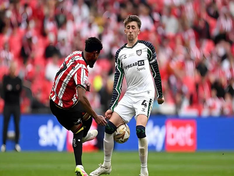 半场：纽卡1-0桑德兰，沃尔特马德助攻戈登破门，奥尼安送礼